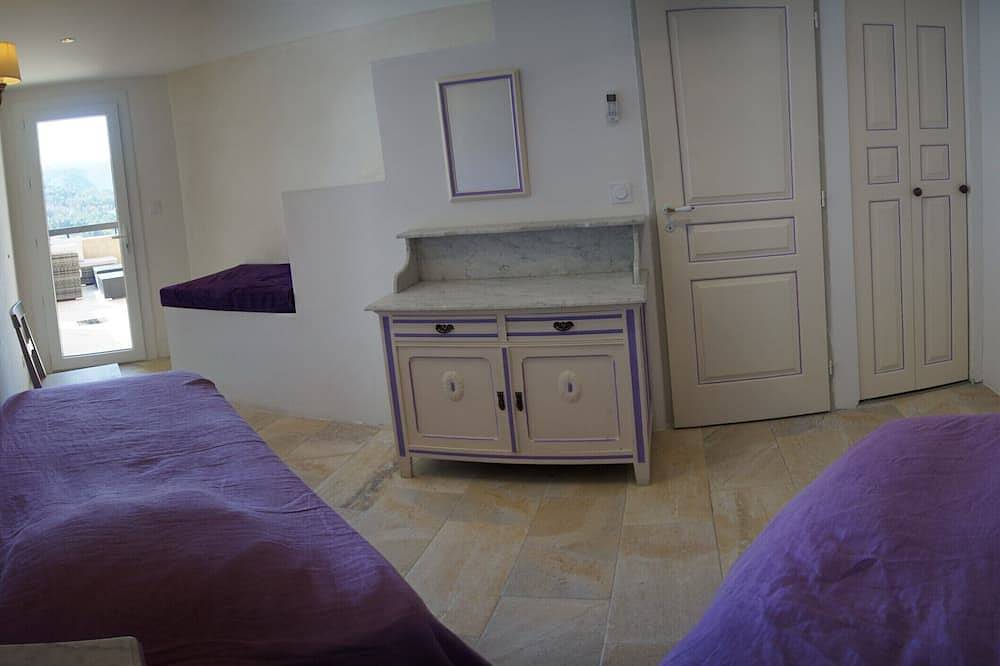 Ganze Wohnung, Esparron de Verdon neue Wohnung für 6 Personen. mit schöner Aussicht auf den See in Esparron-de-Verdon, Regionaler Naturpark Verdon
