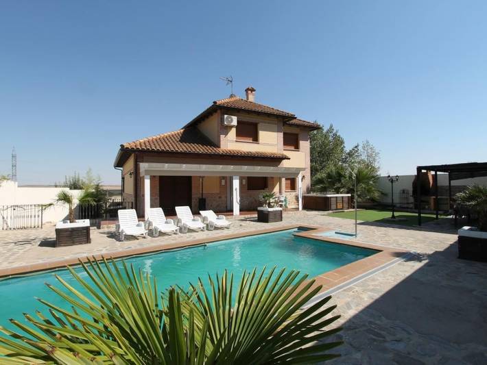 Casa de vacaciones para 18 personas, con terraza además de piscina y jardín en Castilla-La Mancha - 2