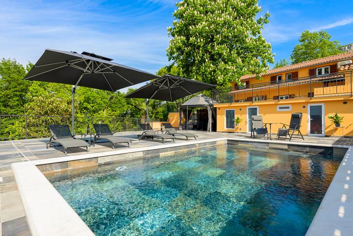 Ferienhaus für 8 Personen, mit Terrasse und Pool, mit Haustier