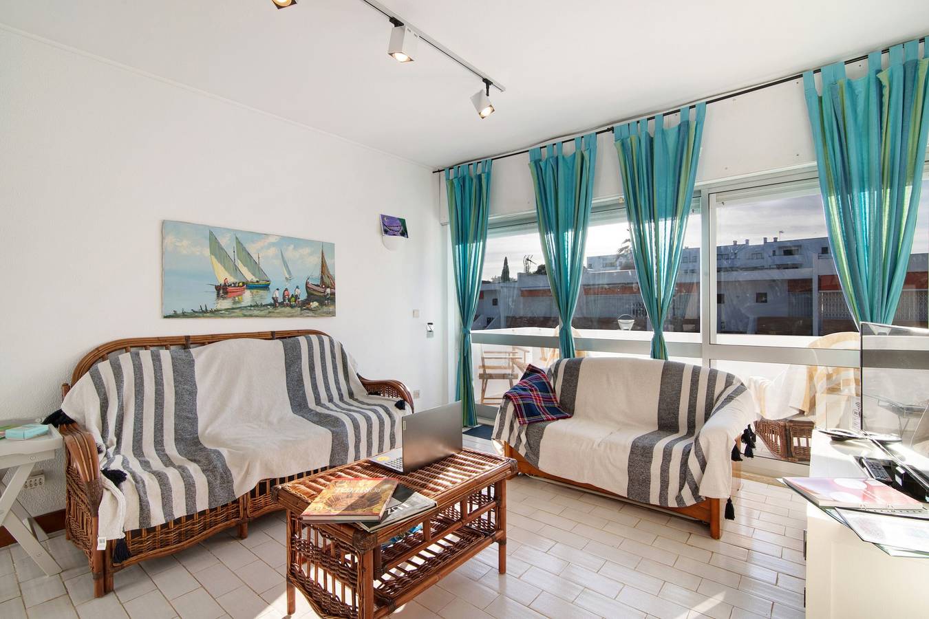 Entire apartment, Apartment 'Good Wave House' Vilamoura-Algarve. Central, spacious, bright and pleasant balconies in Quarteira, Faro District