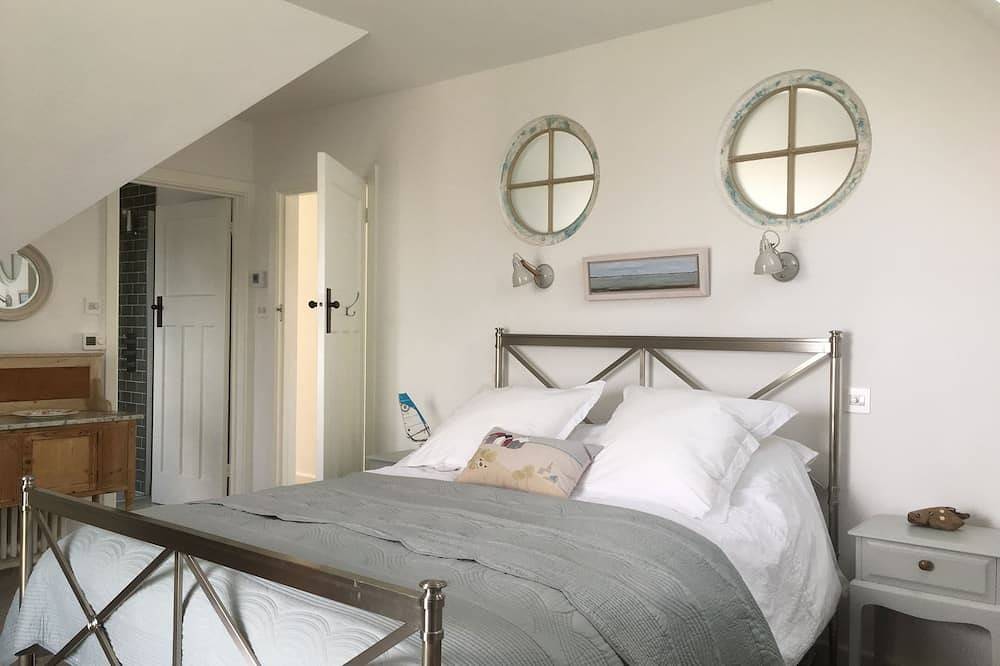Stunning Coastal home only 2min walk to Beach at Wittering, 10min walk to shops in West Wittering, West Sussex