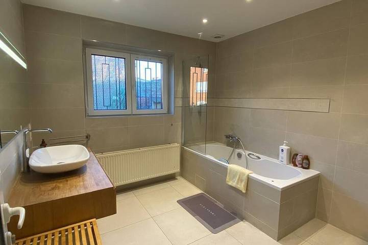 3 large bedroom Family home for 6-8 persons near Brussels |fast wifi|Parking in Kraainem, Flämisch-Brabant