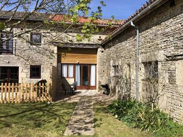Gîte pour 2 personnes, avec piscine ainsi que jardin et terrasse à Blanzay