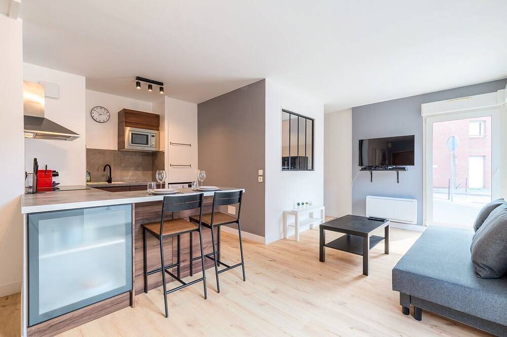 Entire apartment, Functional apartment near the center + parking in La Madeleine, Lille region