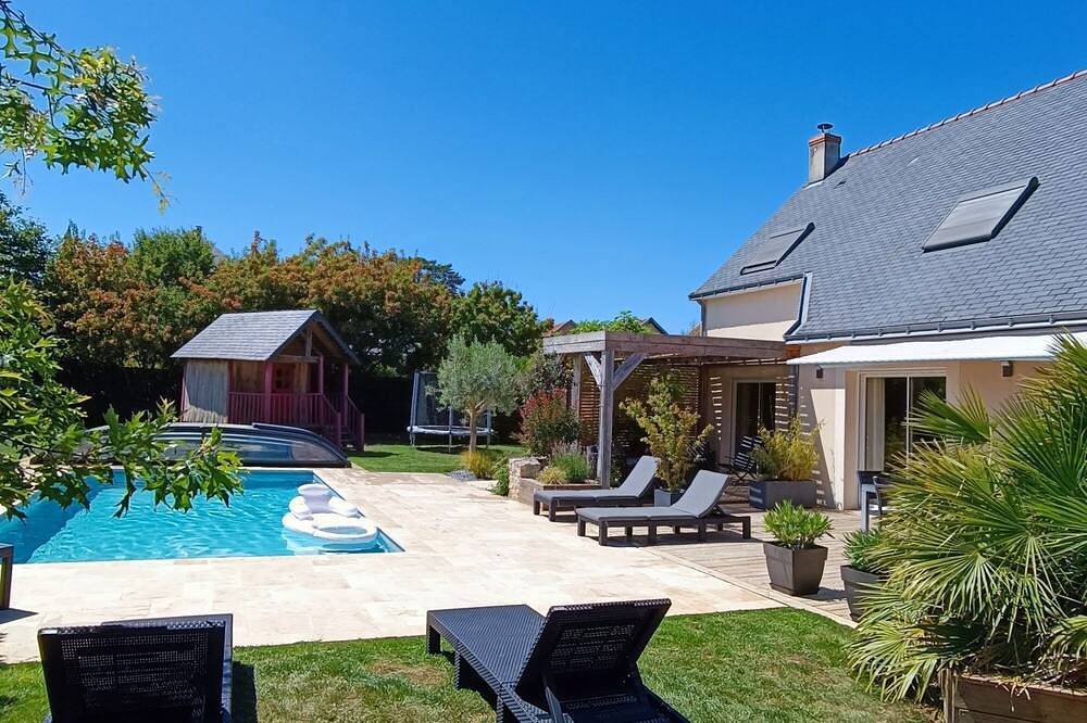 Maison familiale standing 5 chambres, avec piscine privée sécurisée. in Mauges-sur-Loire, Région de Cholet