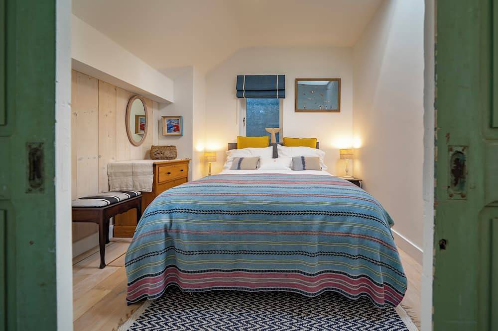 A pretty cottage by the sea, with uplifting views and lively Kinsale nearby. in County Cork