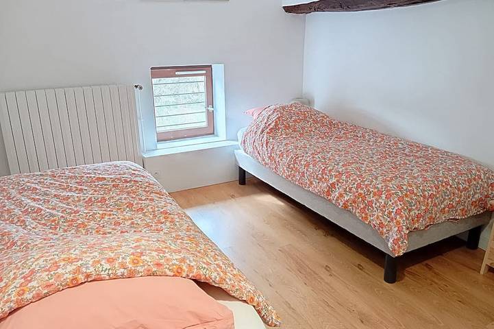 Gîte pour 7 personnes, avec terrasse, animaux acceptés à La Tour-de-Salvagny - 4