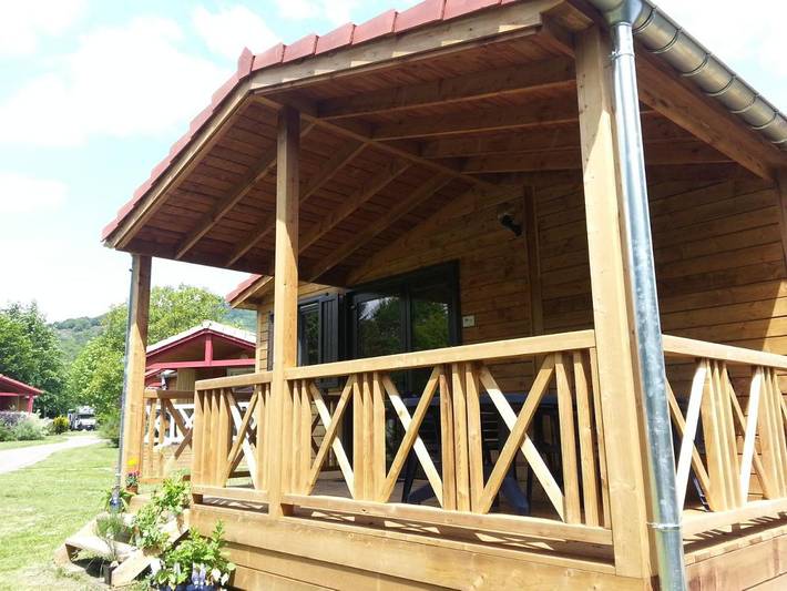 Chalet pour 4 personnes, avec piscine ainsi que terrasse et vue