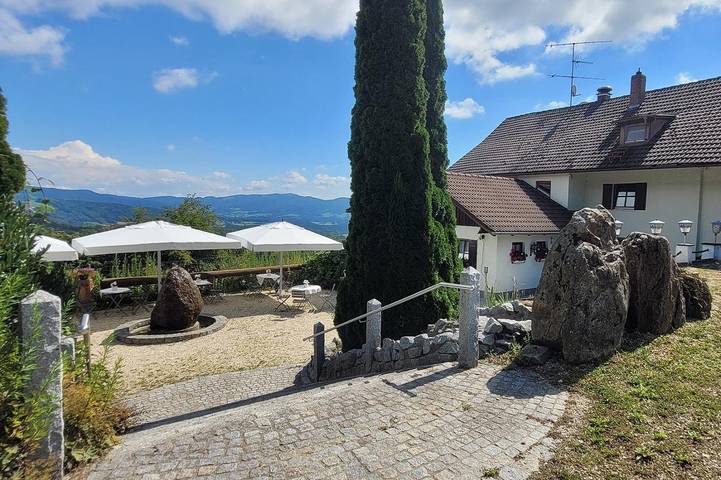 Pension, mit Balkon/Terrasse und Terrasse sowie Garten