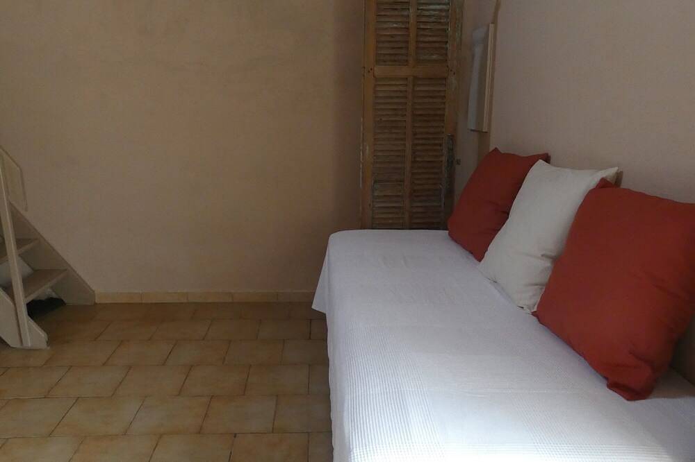 Gîte de charme dans maison d'hôtes sur propriété de 6700m2, piscine,grand jardin in L'Isle-sur-la-Sorgue, Vaucluse