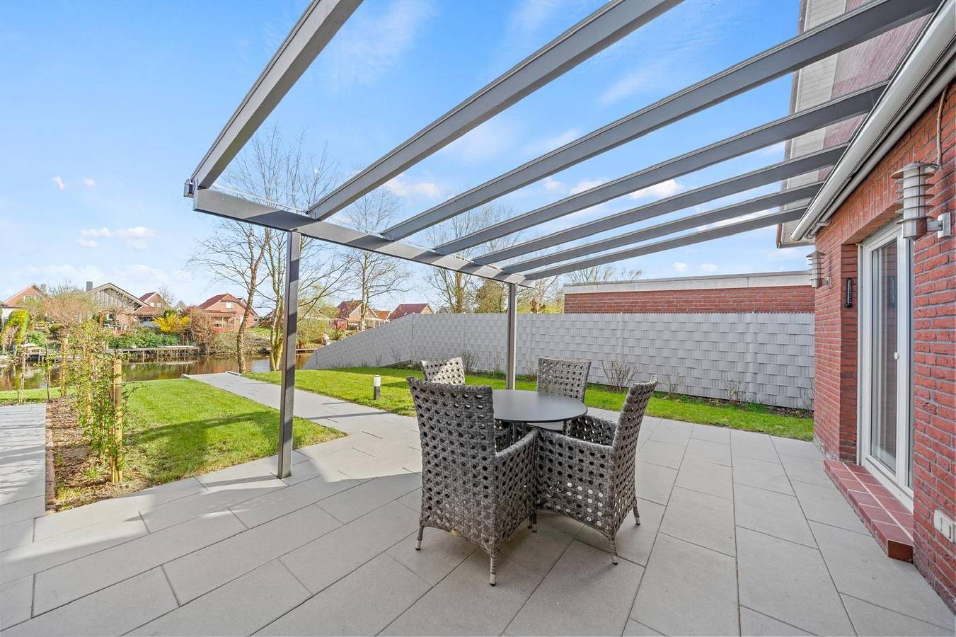 Ferienhaus "Meerlounge" am Wasser mit Steg in Großefehn, Landkreis Aurich