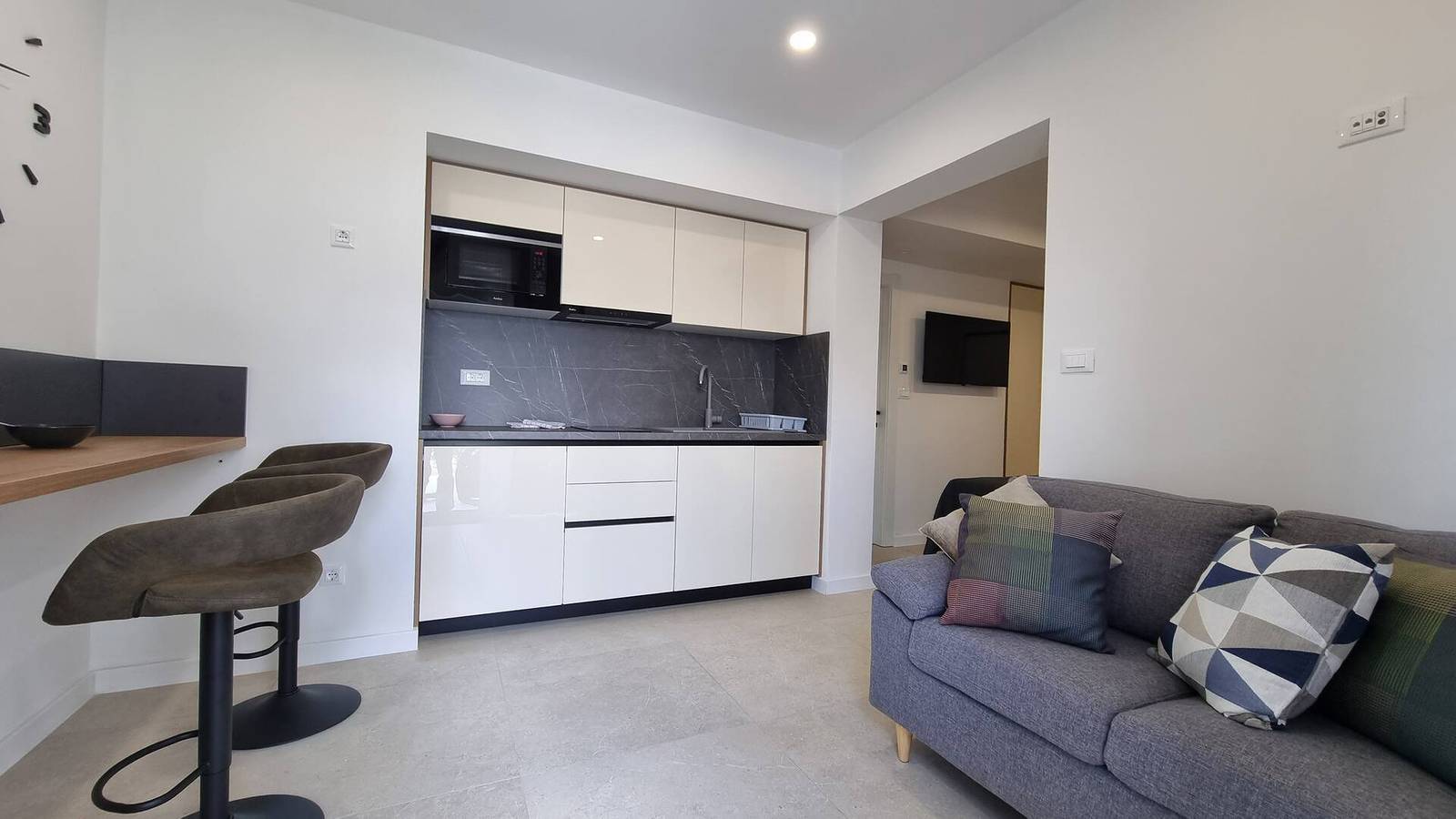 Geheel appartement, Luxury Studio Apartment Punta Silo - 30 m from the sea, sea view, swimming pool, outdoor shower, Smart Tv, laundry room, private parking in Silo (Krk), Krk
