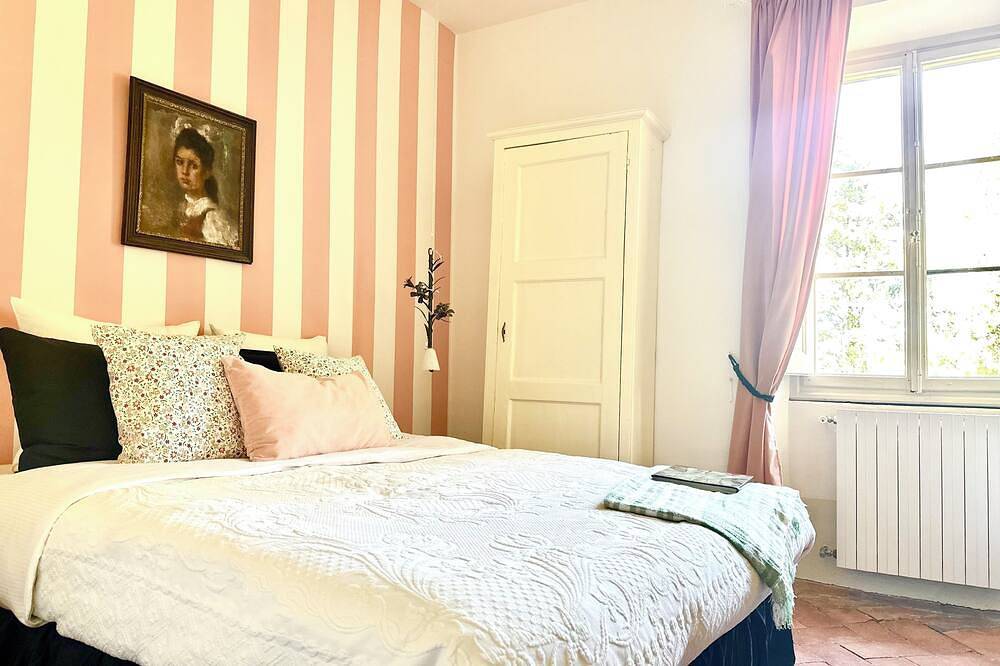 Retro chic 1800s villa w/pool, park,terrace & concierge, 30 min from Florence in Montespertoli, Chianti