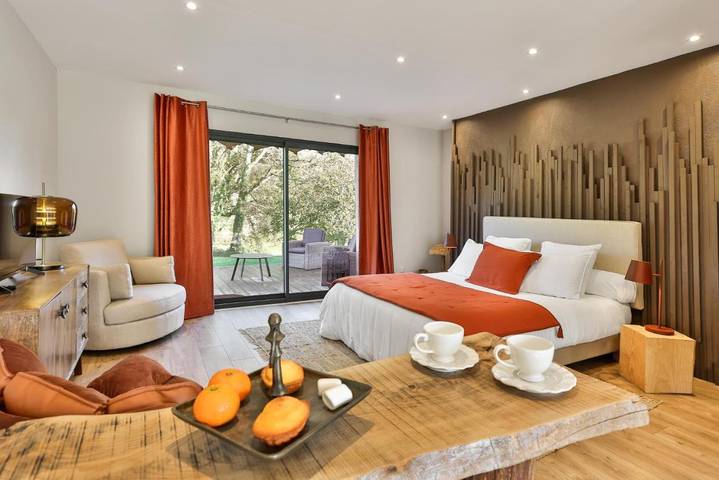 Location de vacances pour 2 personnes, avec Balcon et Terrasse ainsi que Jacuzzi et Jardin à Saint-Martin-des-Combes