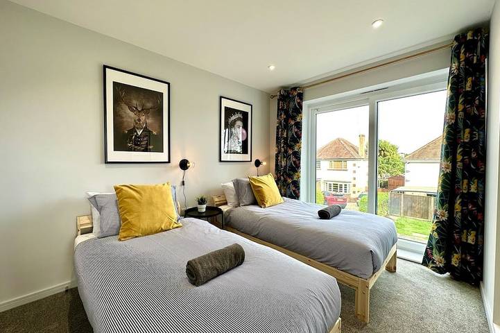 Brand New 4 Bedroom House -Sleeps 9 - Free Parking in Poole, Poole Harbour