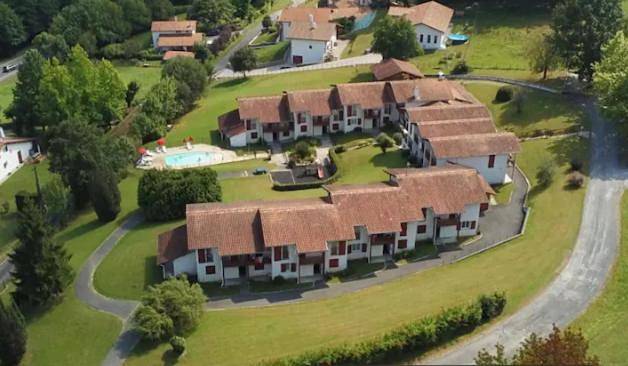 Gîte pour 4 personnes, avec piscine ainsi que vue et jardin à Souraïde - 4
