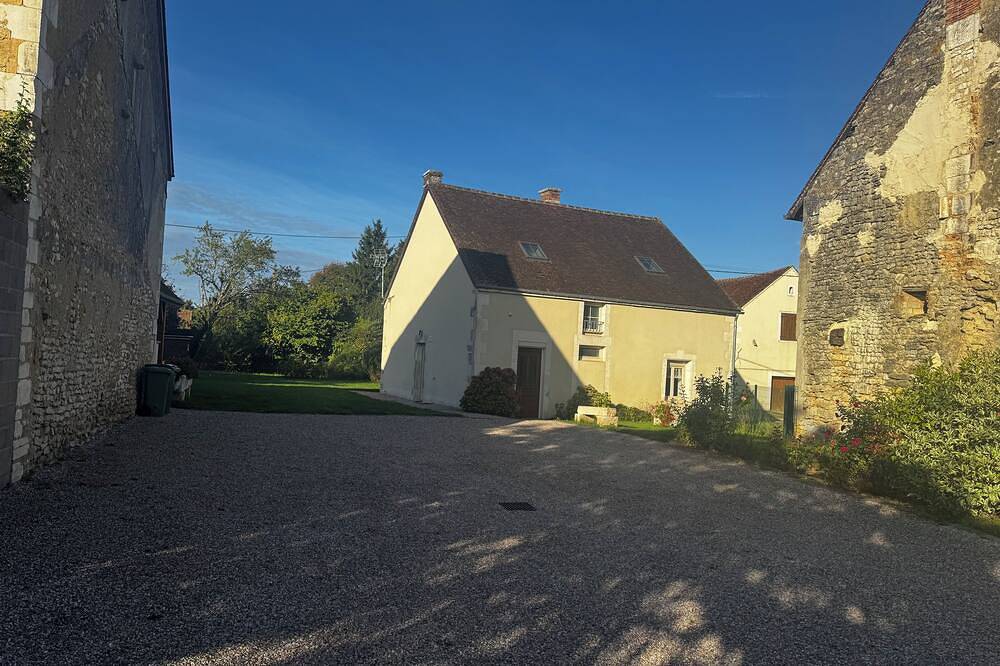 Nice house for 10 people in a quiet area with jacuzzi in Saints-en-Puisaye, Auxerre und Umgebung