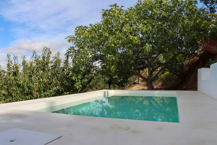 Cabaña 'Mirlo Blanco' con vistas a la montaña, piscina compartida y terraza privada in Jubrique, Provincia de Málaga