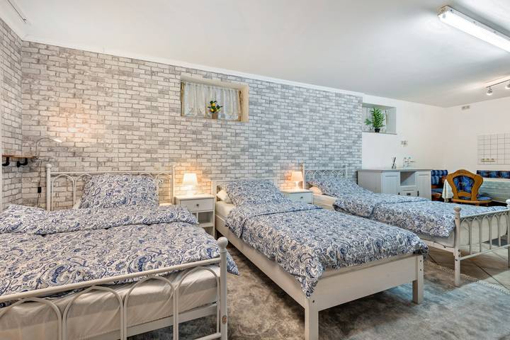 Entire studio, Studio Apartment 'Cozy Holiday Flat' with Private Garden and Wi-Fi in Nittenau, Eastern Bavaria