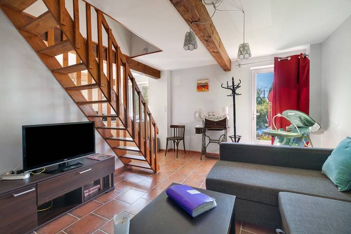Gîte L'Acacia – Le Mas de Rinette : vue montagne, piscine partagée et Wi-Fi in Salles-sur-l'Hers, Région de Carcassonne
