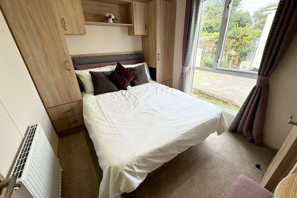 Lovely caravan with decking at Solent Breeze in Hampshire in Fareham, Hampshire
