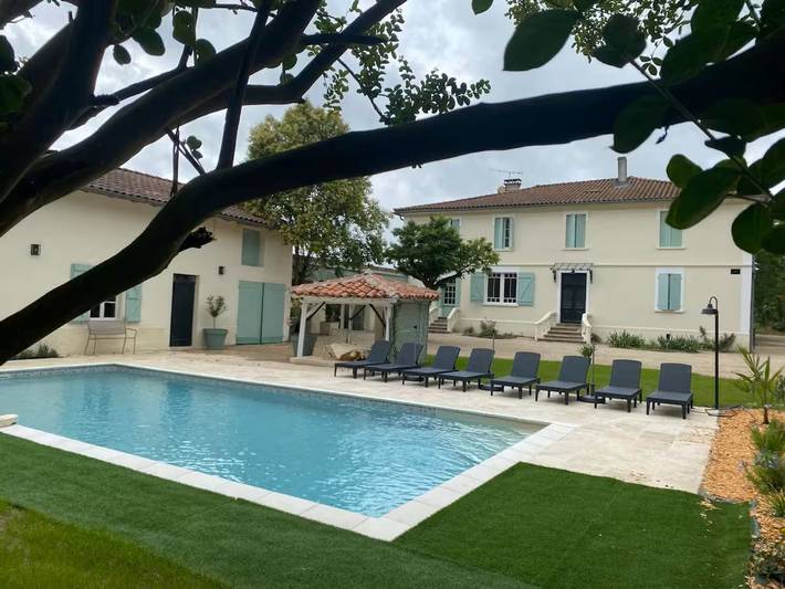 Location de vacances pour 12 personnes, avec Terrasse ainsi que Jardin et Piscine à Barry-d'Islemade