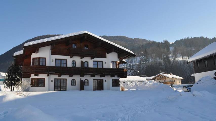 Ferienwohnung für 5 Personen, mit Ausblick und Garten sowie Pool