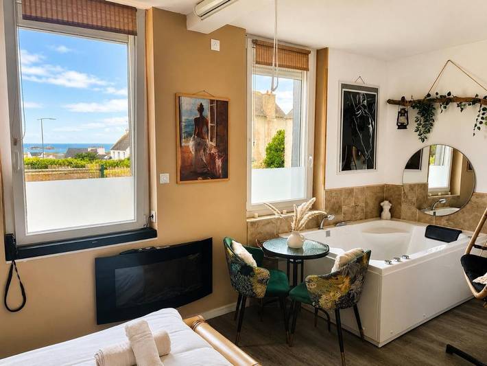 Gîte pour 2 personnes, avec jacuzzi dans Plage de Porspaul - 4