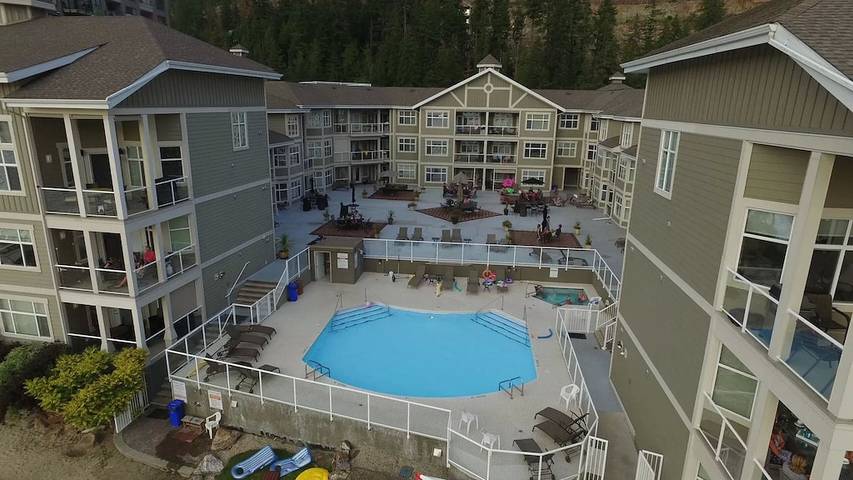 Vacation rental for 9 people, with pool and hot tub as well as balcony in Shuswap Lake