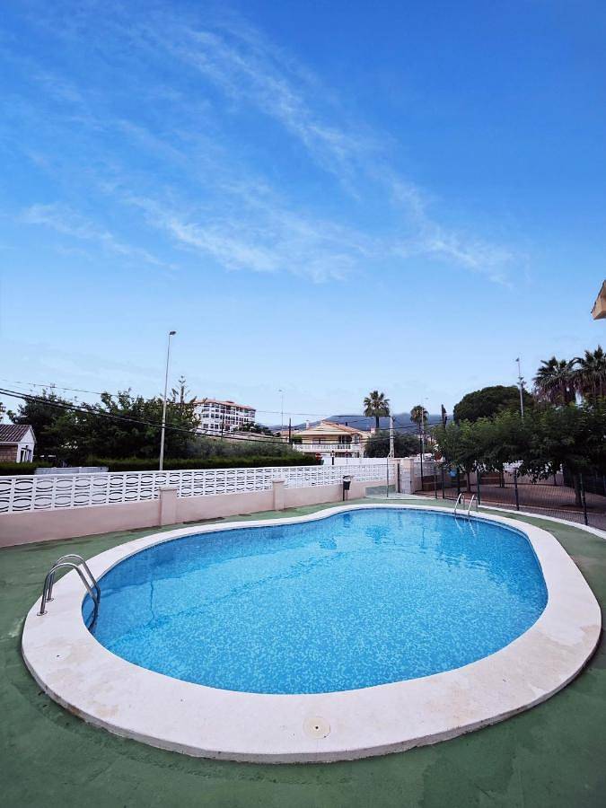 Apartamento para 2 personas, con terraza además de jardín y piscina, Se admiten mascotas en Benicasim