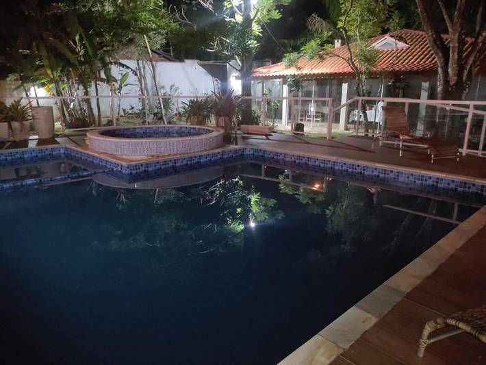 Casas e apartamentos de temporada para 17 pessoas, com piscina e jacuzzi e ainda jardim em Guaraú