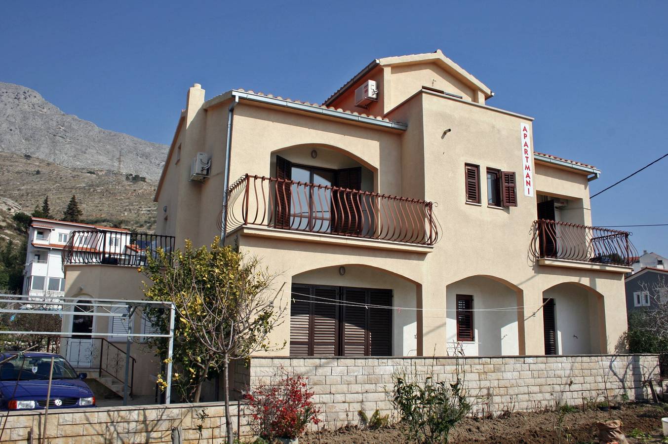 Ganze Wohnung, 2-Zimmer-Ferienwohnung mit Terrasse und Meerblick Duce, Omis A-4852-a in Dugi Rat, Omis-Riviera