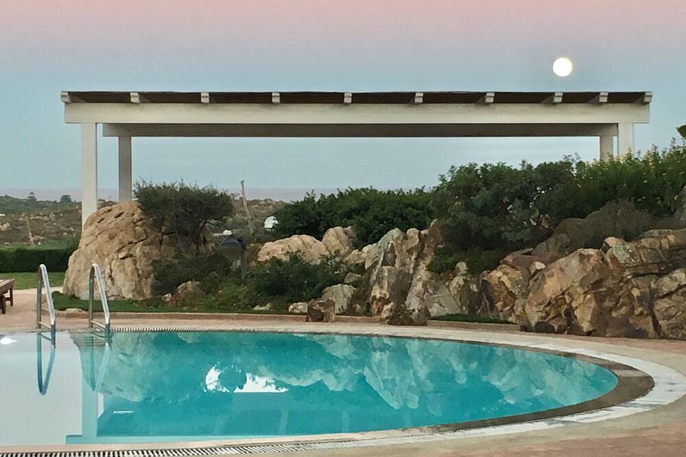 Ganze Wohnung, Gartenhaus mit Panoramablick auf das Meer, Pool, 5 Minuten vom Strand entfernt in Lu Fraili di Sopra, San Teodoro