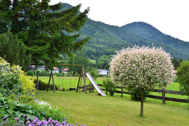 Apartamento vacacional entero, Ferienwohnungen Haus Monika - Nr.2 holiday flat 40 sqm with one separate bedroom, kitchen/living room, south/west-facing balcony in Kampenwand, Aschau im Chiemgau