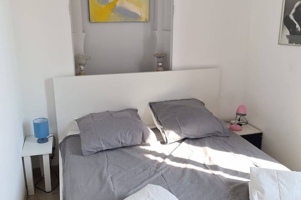 2-room apartment, fitted kitchen, private parking, shops, beaches. in Golfe-Juan, Vallauris