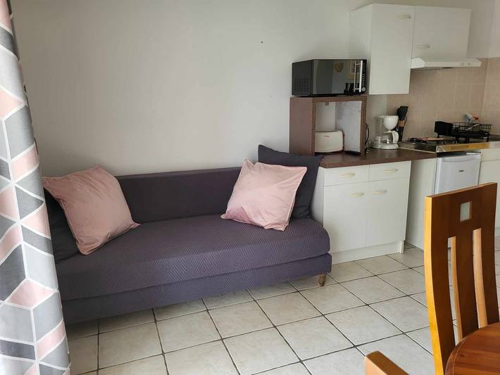 Entire studio, Studio Les Iris - Tilleul with Shared Terrace, Garden, and Wi-Fi in Monthou-sur-Cher, Sologne