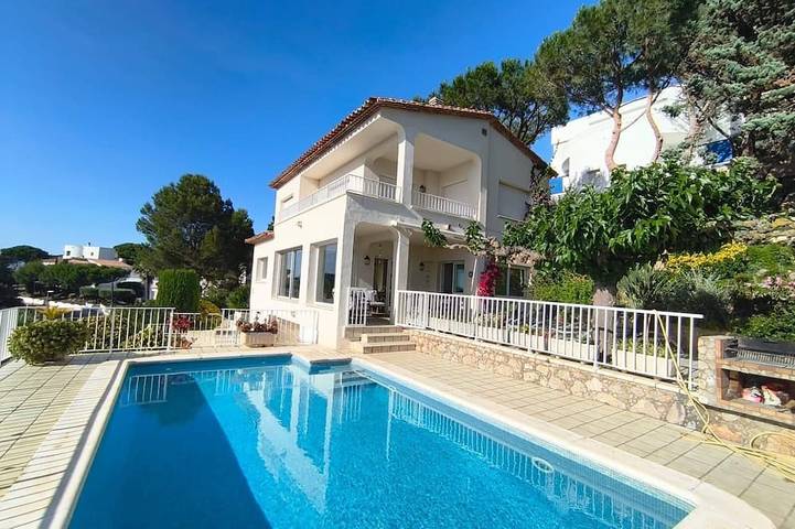 Maison de vacances pour 9 personnes, avec terrasse et jardin dans Punta Montgo