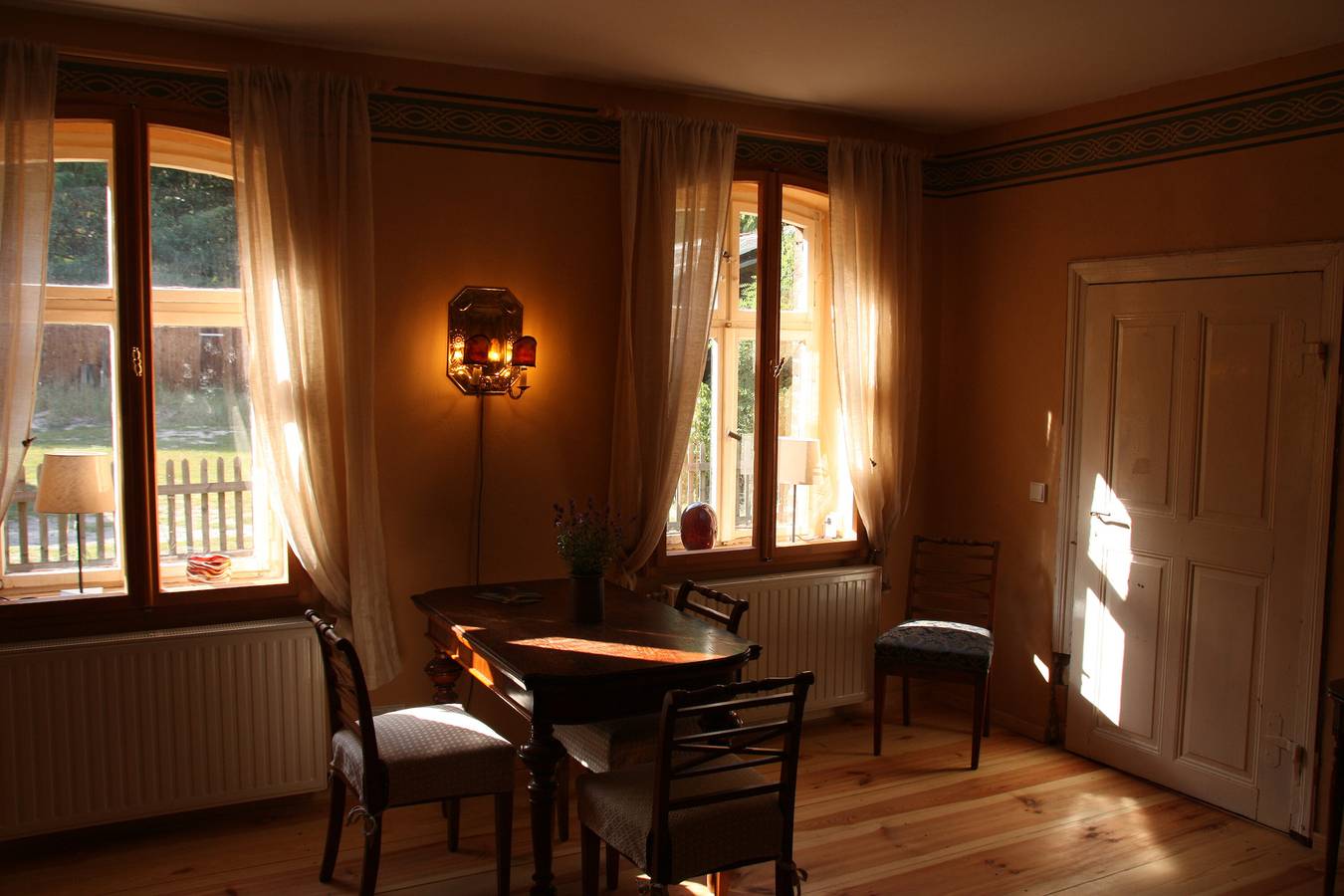 Ganze Wohnung, Ferienwohnung 'Am Roten Schloss' mit gemeinsamer Terrasse, gemeinsamem Garten und Wlan in Baruth/Mark, Teltow-Fläming