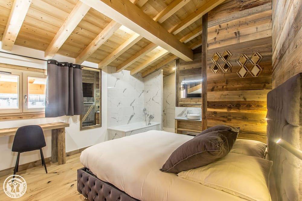 Chalet Panoramique 14 pers face au Mont Blanc au bord des pistes Sauna Jacuzzi in Le Praz de Lys, Taninges
