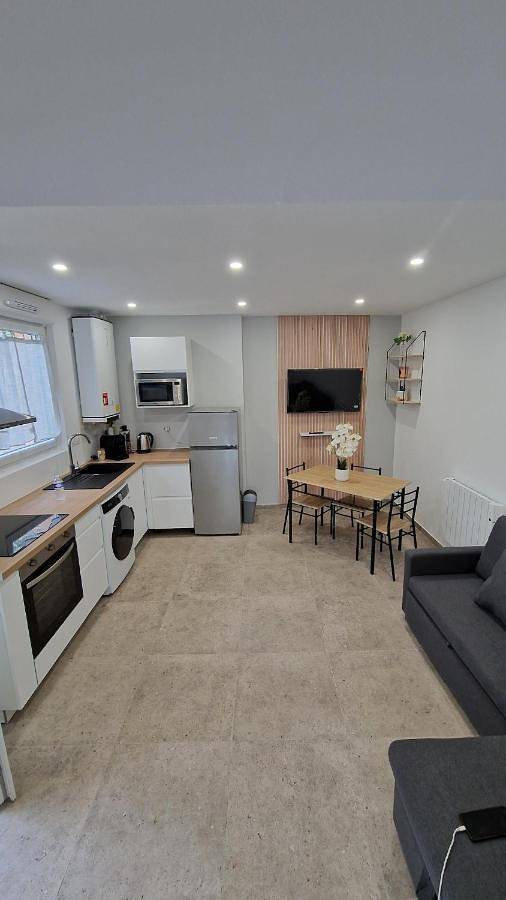 Appartement entier, One-Bedroom Apartment in Saint-Priest-en-Jarez, Loire