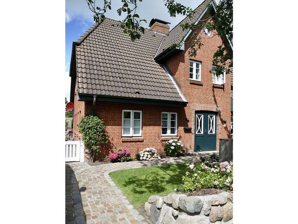 Haus Utmar (links) in Nordfriesische Inseln (Schleswig-Holstein) (Schleswig-Holstein), Nieblum