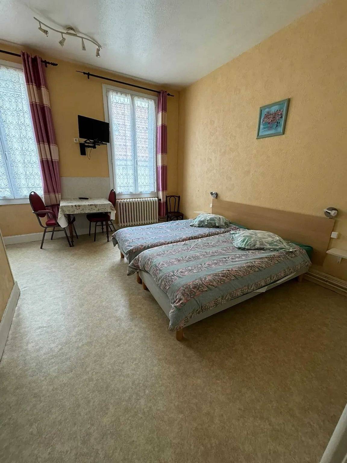 Estudio entero, Estudio cómodo en Néris-les-Bains de 20 m² in Néris-les-Bains, Región de Montluçon