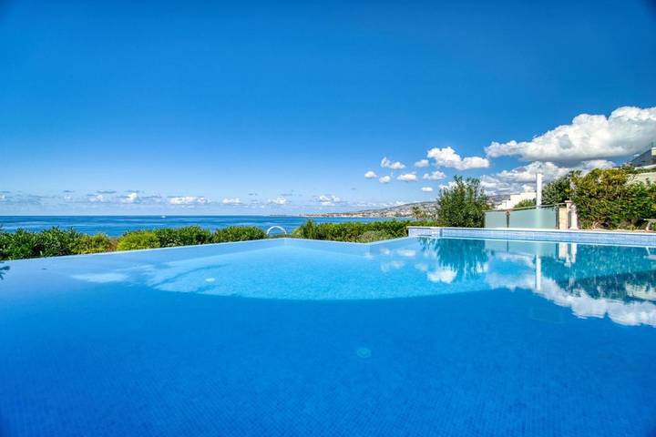 Villa for 6 people, with pool and terrace as well as garden in Cyprus