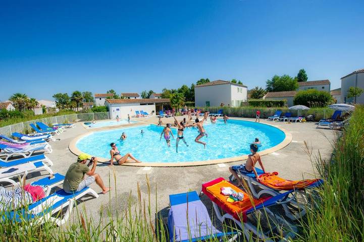 Appart’hôtel pour 6 personnes, avec bassin pour enfant ainsi que piscine et jardin