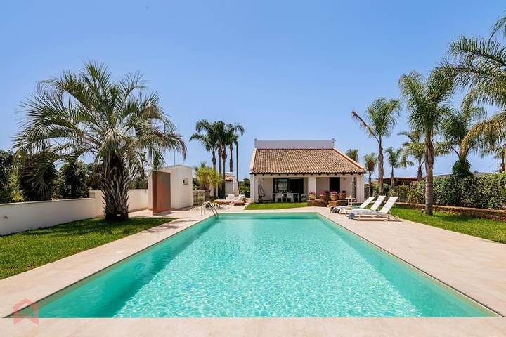 Villa per 8 persone, con piscina e idromassaggio nonché giardino a Balestrate