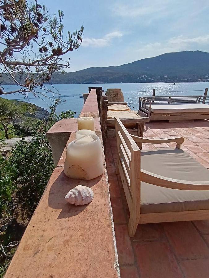 Isla Privada en Cadaqués de ensueño con 11 habitaciones dobles con baño privado y piscina in Platja Confitera (Cadaques), Cadaques