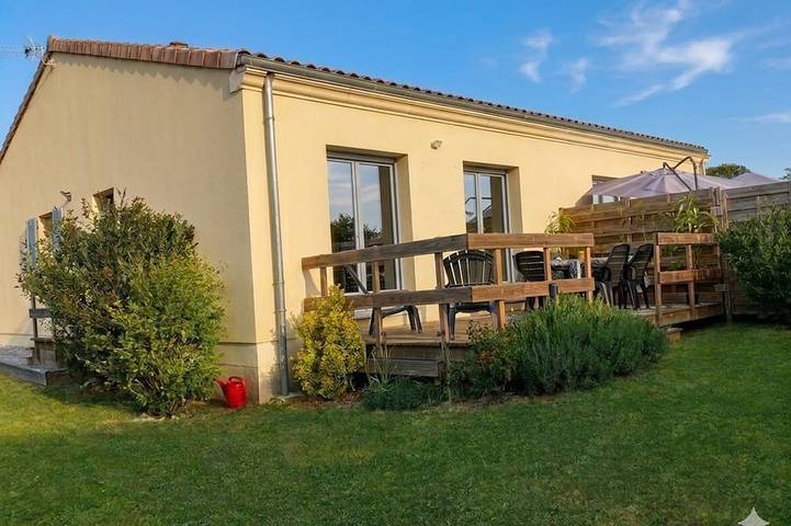 Location de vacances pour 6 personnes, avec jardin à Saint-Ciers-d'Abzac