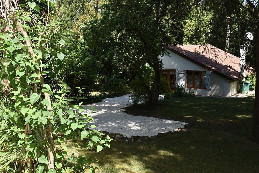 Beautiful 2 bedroom cottage 5 minutes from the River Charente in Crazannes, Région de Saintes