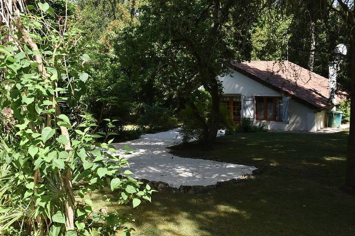 Gîte pour 4 personnes, avec Terrasse ainsi que Jardin et Piscine