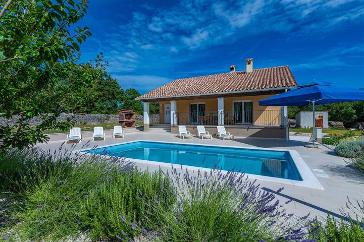 Villa für 14 Personen, mit Balkon und Balkon/Terrasse sowie Garten und Pool in Istrien